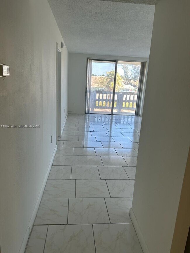 Foto del edificio - 15600 NW 7th Ave