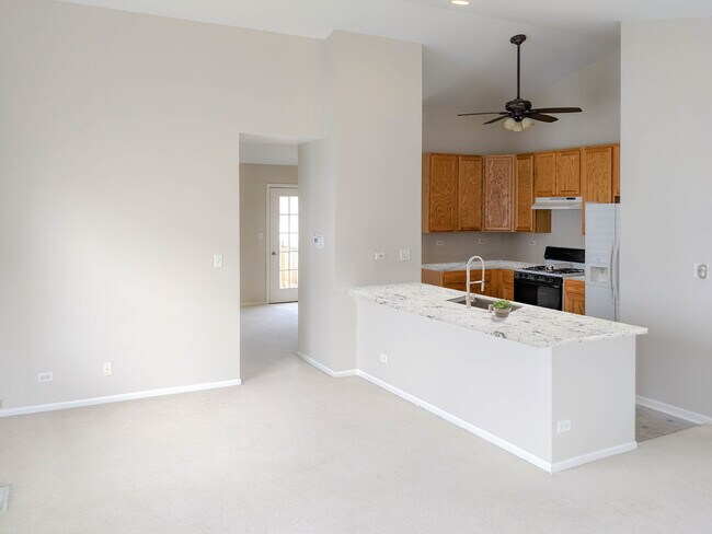 Building Photo - 2449 Oneida Ln