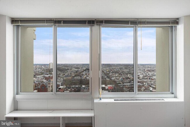 Building Photo - 604 S Washington Square