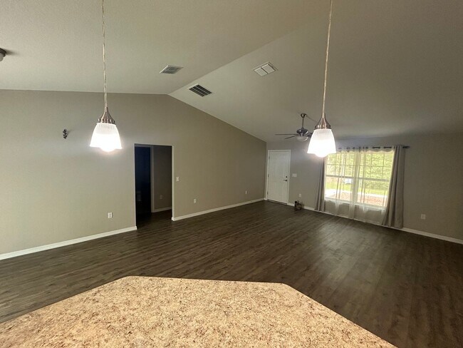 Foto del edificio - Rainbow Acres 3/2 Large Lot and Garage