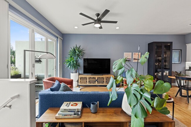 Foto del edificio - Modern, Stylish Furnished Townhome in Down...