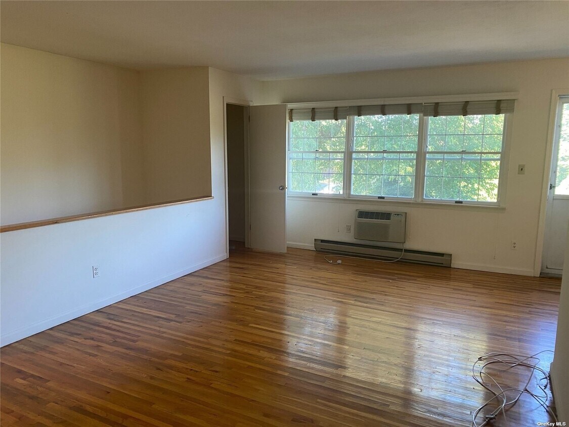 Primary Photo - 24 Manhasset Ave