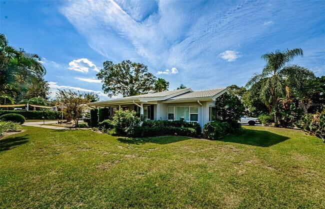 Building Photo - 2020 Maderia Ave