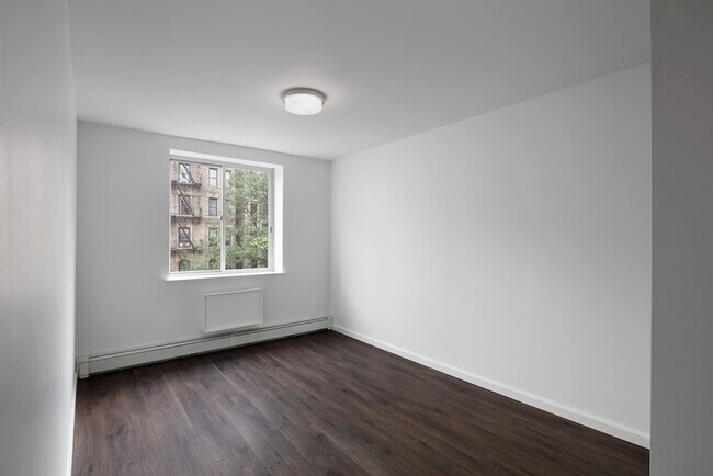 Foto del edificio - 210 E 2nd St