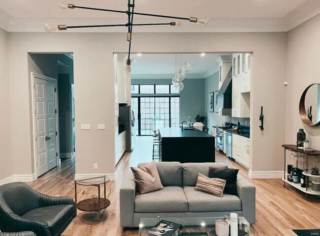 Building Photo - Luxury 3Bed/2.5Bath Townhome in Soulard