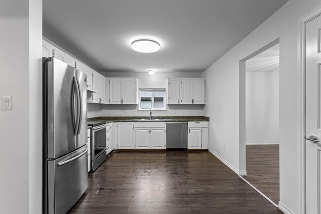 Building Photo - 45595 Lewis Ave
