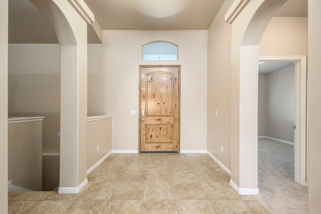 Foto del edificio - Move-In Ready Upstairs Unit – Available Now