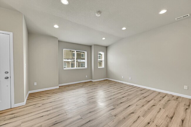 Foto del edificio - $2,040.95 -  3 bed, 2.5 bath Townhome in CO Springs with Central AC!