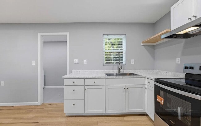 Building Photo - Beautifully renovated TWO Bedroom - TWO Bath Duplex Apartment!