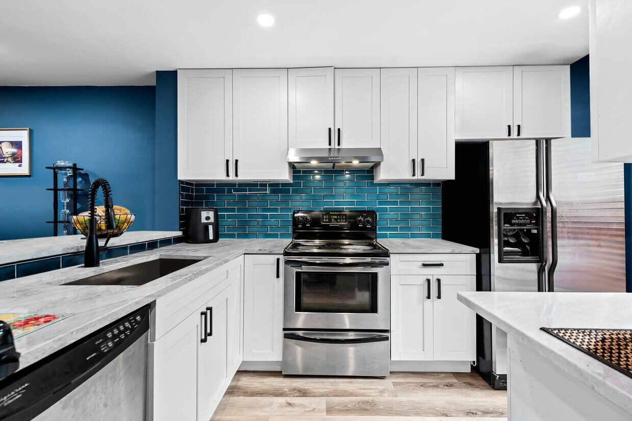 Foto principal - 3082 S Oakland Forest Dr