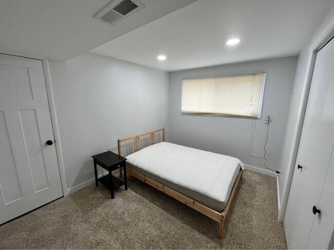 Building Photo - 1209 E 700 S