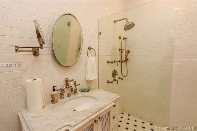 Building Photo - 1034 NE 84th St