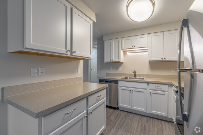 1BR, 1BA - 742SF Kitchen - Evanbrook Apartments