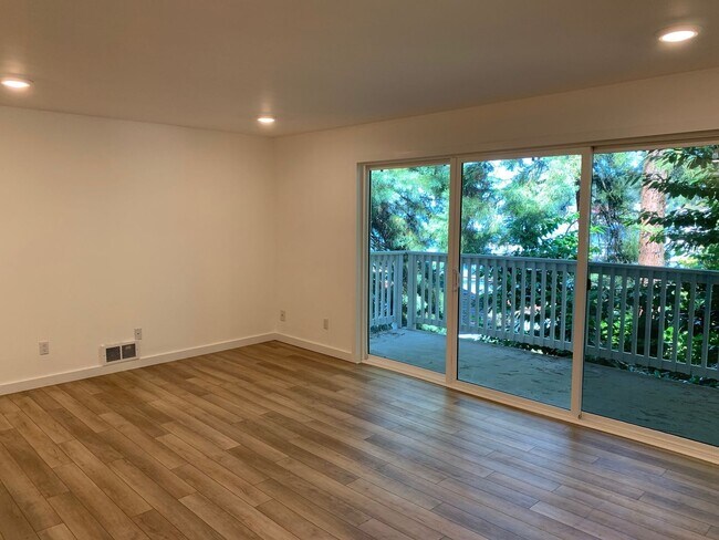 Foto del edificio - Beautiful Lakefront 2 Bed 1.75 Bath Condo ...