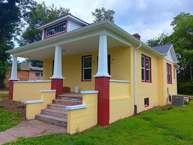 Foto del edificio - Radford, 3BR / 1BA, Available Now