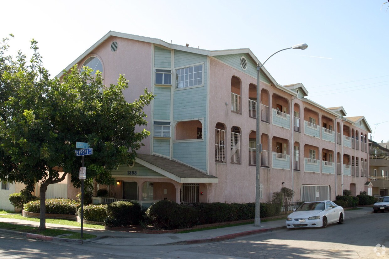 Primary Photo - 1393 Newport Ave
