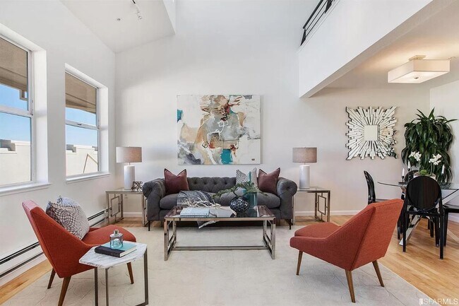 Building Photo - Top Floor Condo Available Now!!