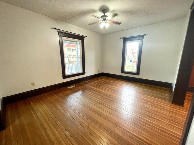 Foto del edificio - 107 Maple Ave