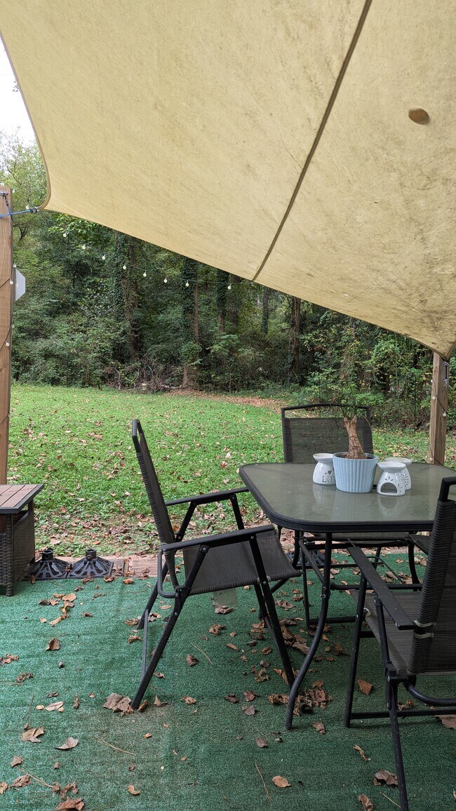 Sentándose en el patio justo afuera del apartamento tipo estudio. - 3182 Latona Dr SW