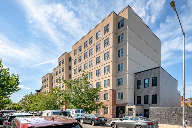 Building Photo - 833 Monroe St