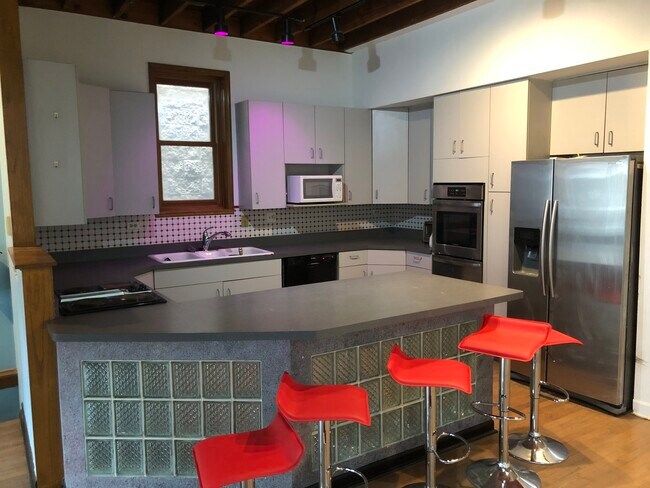 Building Photo - 2449 N Clybourn Ave