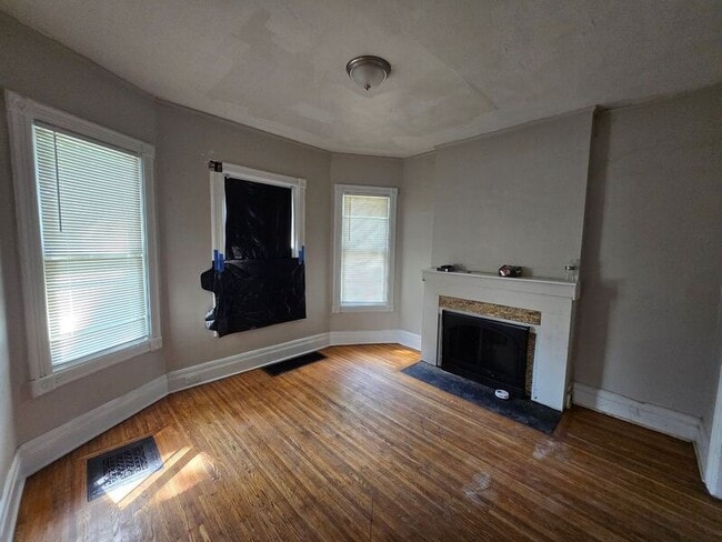 Building Photo - 641 N Goodman St
