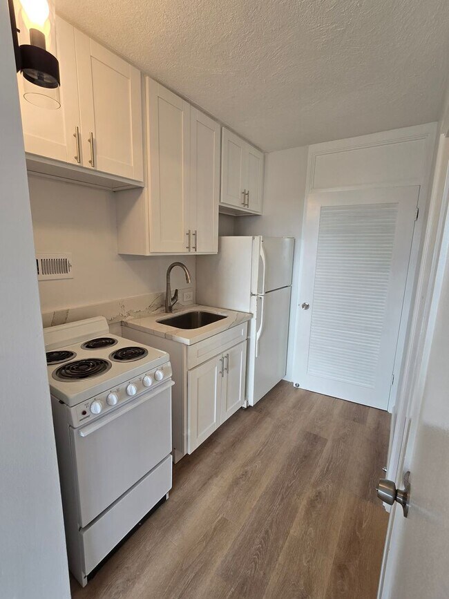Foto del edificio - Newly Renovated 1 Bedroom/1 Bathroom Available Now