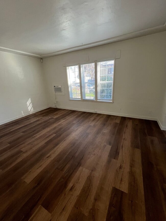 Building Photo - Modern Midtown Living! Stylish 1BD/1BA Dup...