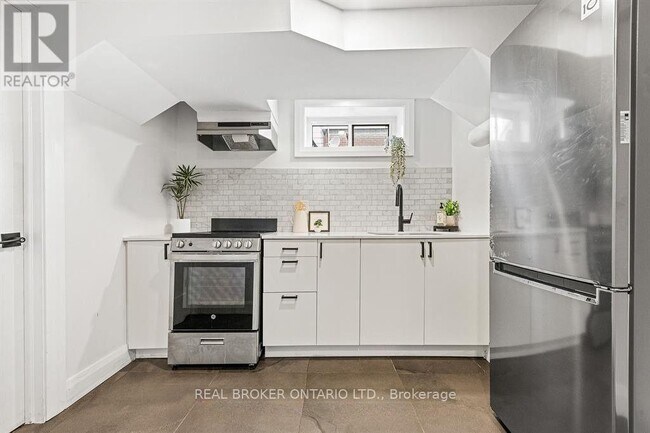 Photo du bâtiment - 2061 Featherston Dr
