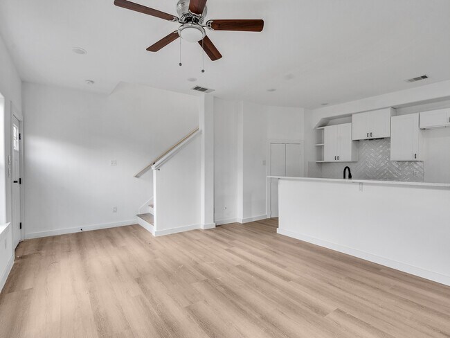 Foto del edificio - 8631 Homewood Ln