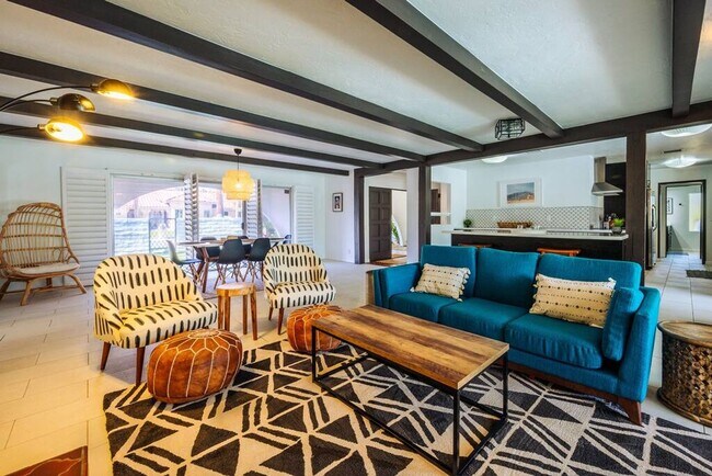 Foto del edificio - Luxury Mid-Century Retreat in the Heart of the Historic Movie Colony (Monthly Only - No Long Term)