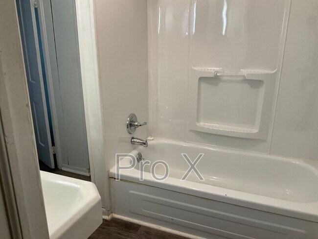 Foto del edificio - 1007 E Madison St