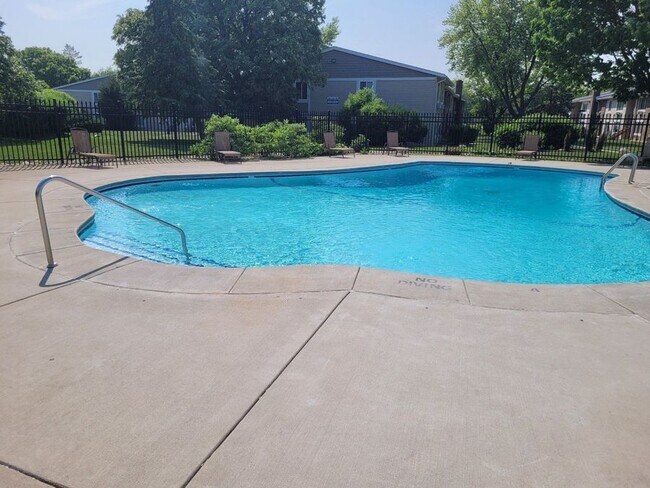 Foto del edificio - 1600 Light Road Unit 212 Oswego, IL 60543