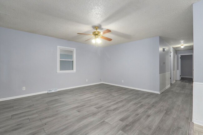 Building Photo - Newly Updated Home!