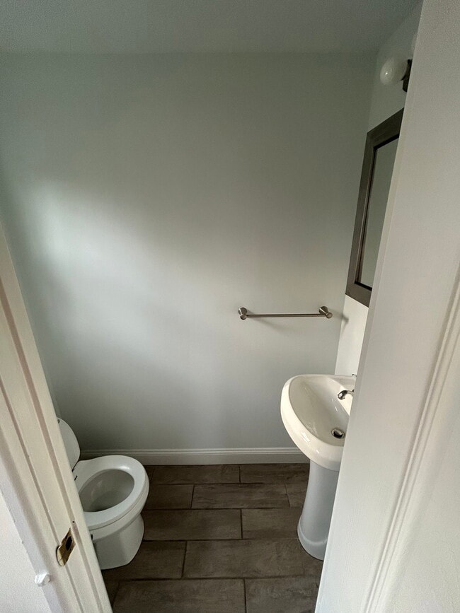 Building Photo - 5 Woodlawn Ave