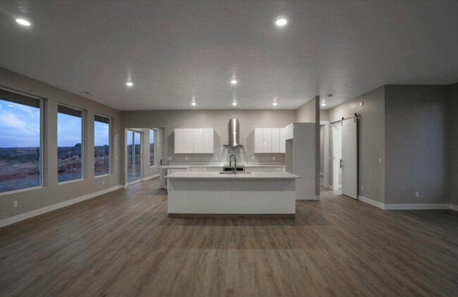 Building Photo - 840 S Victory Dr