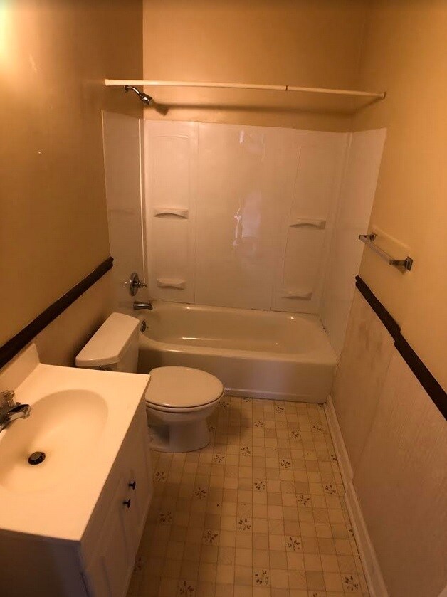 1601 Lincoln Way Unit 3, White Oak, PA 15131 Room for Rent in White