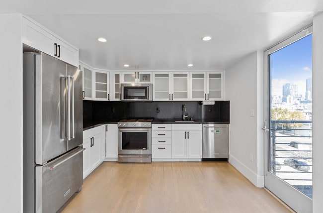 Building Photo - 520 6th St