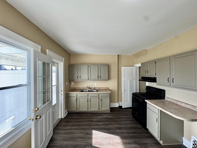 Building Photo - Updated 2BR Townhome Across from Stephens Park – Moline