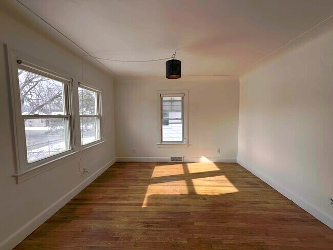 Sala de estar/sala del frente - 160 W Milton Ave