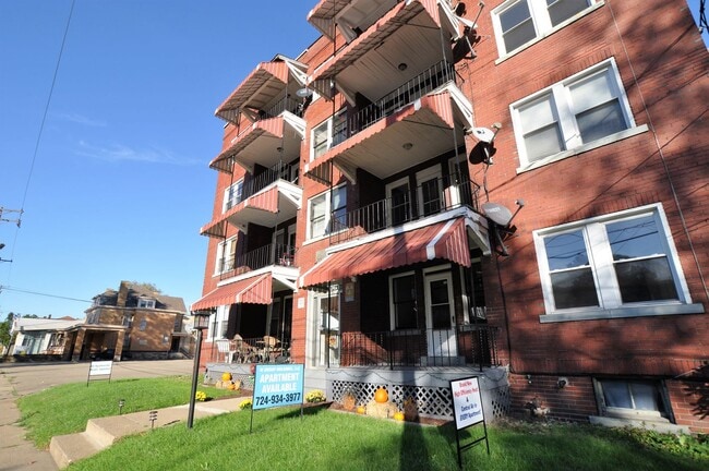 Building Photo - Large 2 -3 Bedroom Apartment in Heart of Beaver Falls! Central Air! NO APPLICATION FEE!!