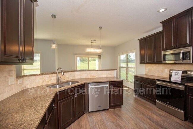 Building Photo - 7898 N Ivy Park Dr
