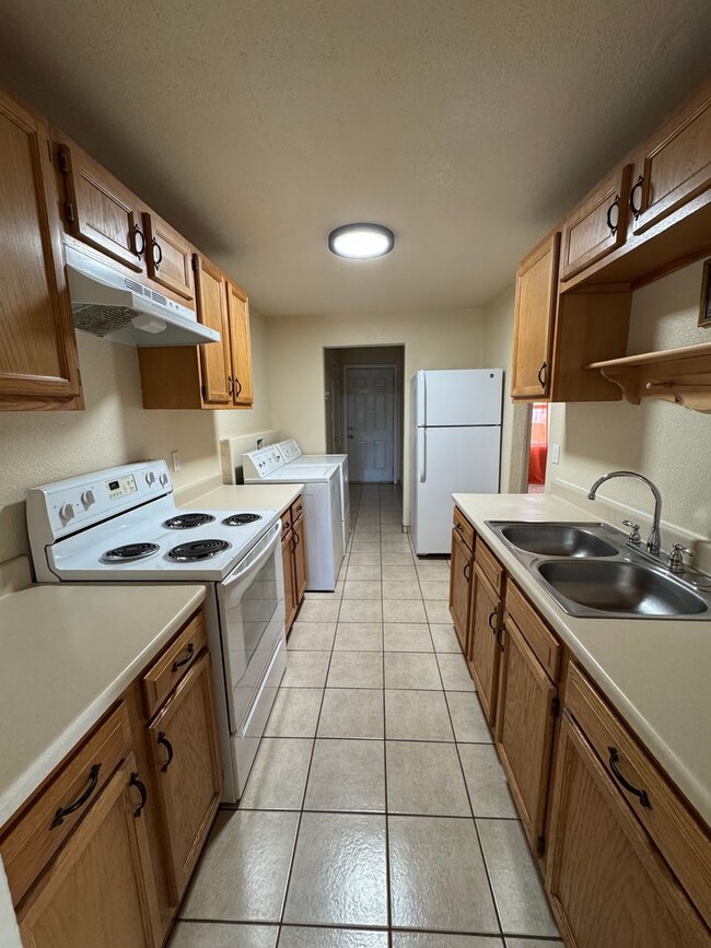 Building Photo - One bedroom unit!