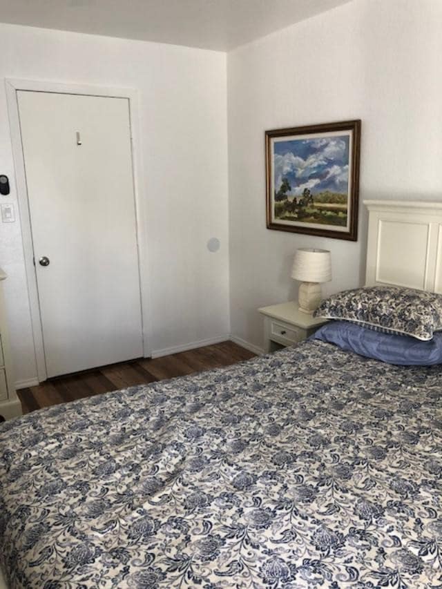 Queen Bed - 21320 Brinson Ave