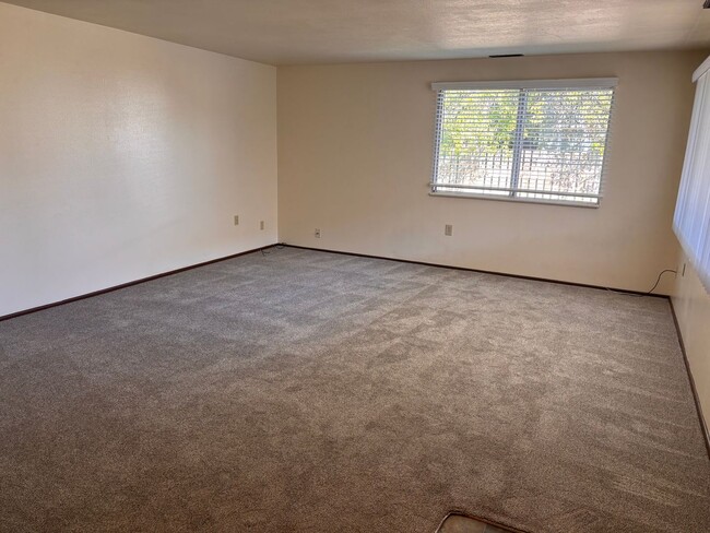 Building Photo - Water & Sewer Paid- 3 Bedroom 1 Bath Duplex