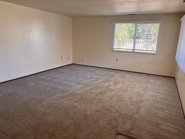 Foto del edificio - Water & Sewer Paid- 3 Bedroom 1 Bath Duplex