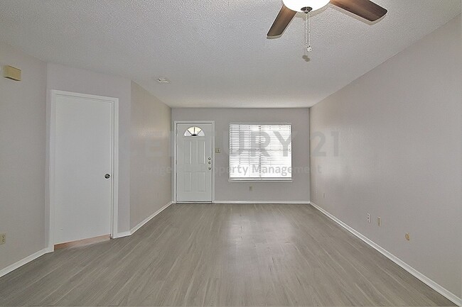 Building Photo - Recently Updated 2/1 Duplex For Rent in Arlington!