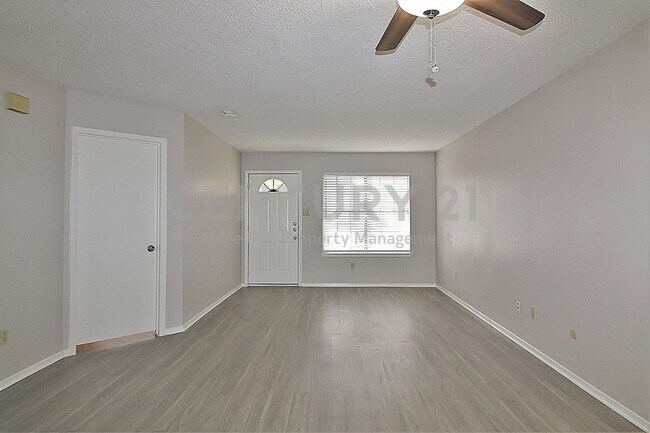 Foto del edificio - Recently Updated 2/1 Duplex For Rent in Arlington!
