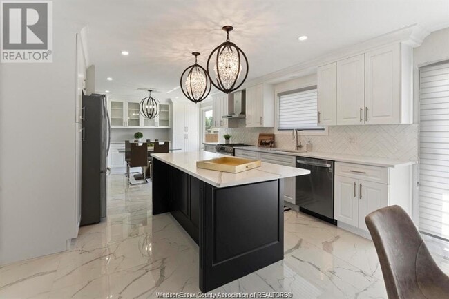 Building Photo - 2039 Roxanne Cres