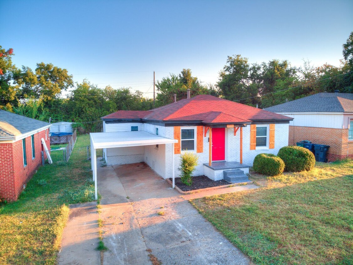 Foto principal - Freshly Renovated | 3 Bed | 2 Bath | Large...